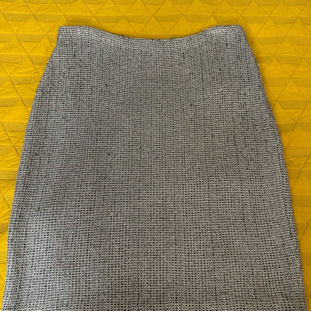 Elegant St. John SilverGray Skirt